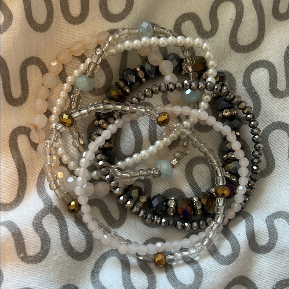 Many different bracelets - Picture 5 of 6
